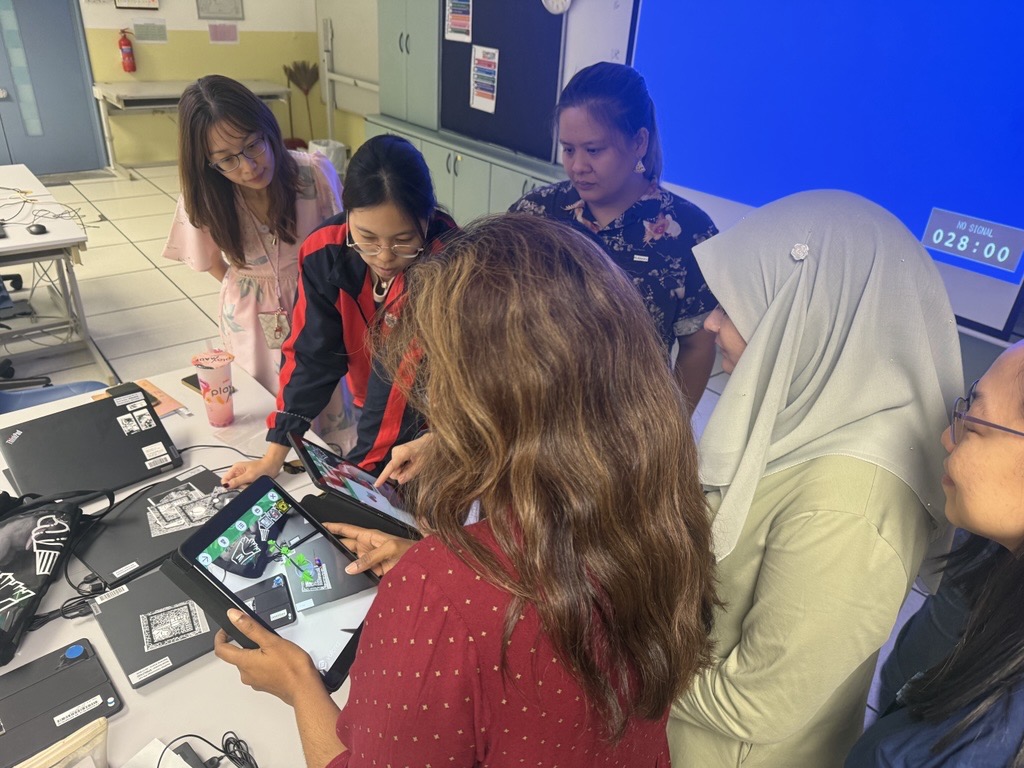 Teachers from Qifa Primary School explored the WriteCube app, which supports
				students in Chinese composition writing in an intelligent AR-supported learning
				environment.